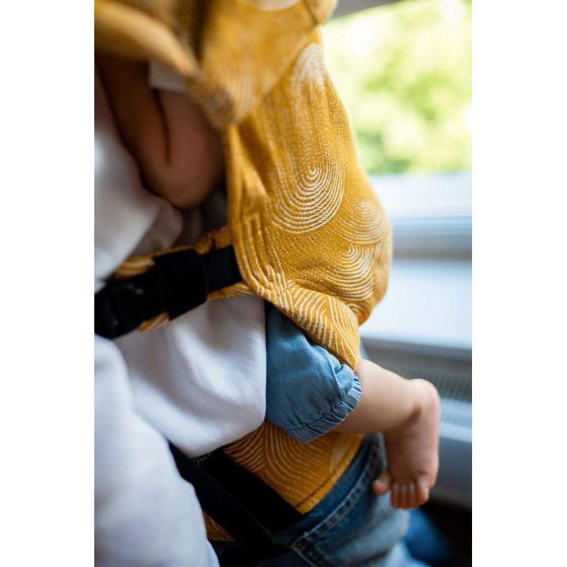 QUSY NOSÍTKO STANDARD 2.0 - SAND STORIES MUSTARD - QUSY - NOSÍTKA