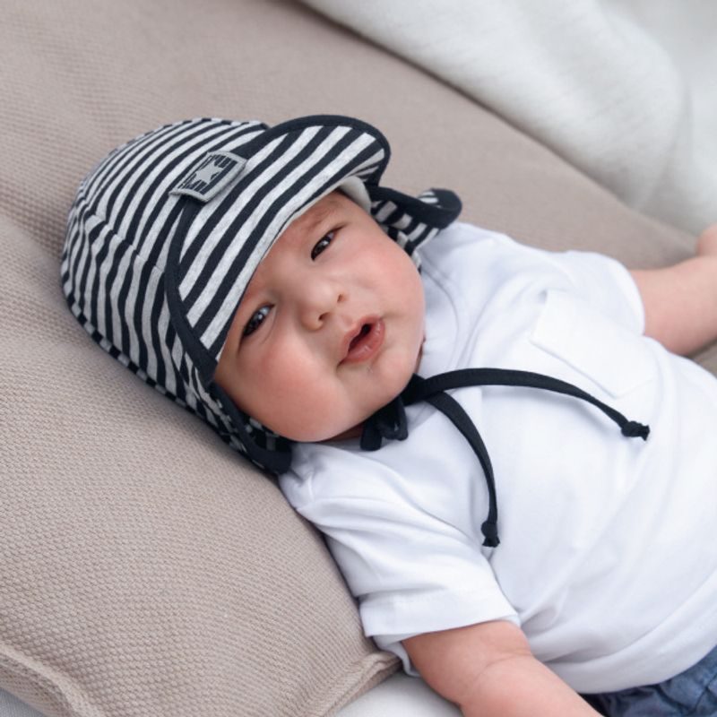 STERNTALER KŠILTOVKA ÚPLET - ŠEDÝ PROUŽEK - STERNTALER ČAPKY S UV FILTREM - OBLEČENÍ PRO DĚTI