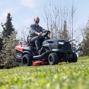 SCHEPPACH TMR 452-98H-RD TRAVNÍ TRAKTOR 98 CM SE ZADNÍM VÝHOZEM A HYDROSTATICKOU PŘEVODOVKOU - ZAHRADNÍ TRAKTORY - ZAHRADA
