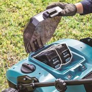 MAKITA UV001GZ - AKU VERTIKUTÁTOR 38CM LI-ION XGT 40V,BEZ AKU Z - AKUMULÁTOROVÉ VERTIKUTÁTORY - ZAHRADA