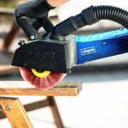 SCHEPPACH MRS 1300 KARTÁČOVÁ / RENOVAČNÍ BRUSKA + NYLONOVÝ A SMIRKOVÝ KARTÁČ K80 - KARTÁČOVÉ, VÁLCOVÉ SATINAČNÍ BRUSKY - ELEKTRICKÉ NÁŘADÍ