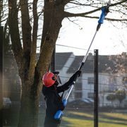 SCHEPPACH C-PHTS410-X-SET S 20 V IXES AKU MULTIFUNKČNÍ STROJ 2V1 + 2AH BATERIE + NABÍJEČKA 2,4 A - AKUMULÁTOROVÝ PLOTOSTŘIH - ZAHRADA