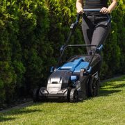 SCHEPPACH BC-MP430-X-SET XL2 2X20 V IXES AKU SEKAČKA 4V1 S BEZUHLÍKOVÝM MOTOREM + 2X 4AH BATERIE + DUÁLNÍ NABÍJEČKA 4,5 A - AKUMULÁTOROVÉ SEKAČKY - ZAHRADA