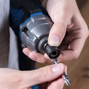 SCHEPPACH C-ID180-X-SET S AKU 20 V IXES RÁZOVÝ UTAHOVÁK + 2AH BATERIE + NABÍJEČKA 2,4 A - RÁZOVÝ UTAHOVÁK 18V - AKU NÁŘADÍ