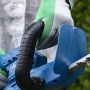 SCHEPPACH C-HT570-X-SET S 20 V IXES AKU PLOTOSTŘIH + 2AH BATERIE + NABÍJEČKA 2,4 A - AKUMULÁTOROVÝ PLOTOSTŘIH - ZAHRADA