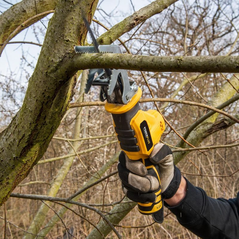 POWERPLUS POWX0398 AKU OCASOVÁ PILA 12V 2,0AH 2XBAT - PILKY NA VĚTVE - ZAHRADA