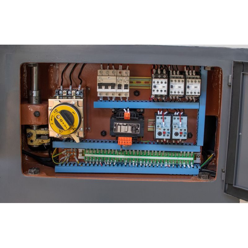 SPI-3000 - SOUSTRUH NA KOV S DIGITÁLNÍM ODMĚŘOVÁNÍM - SOUSTRUHY - KOVOOBRÁBĚCÍ STROJE