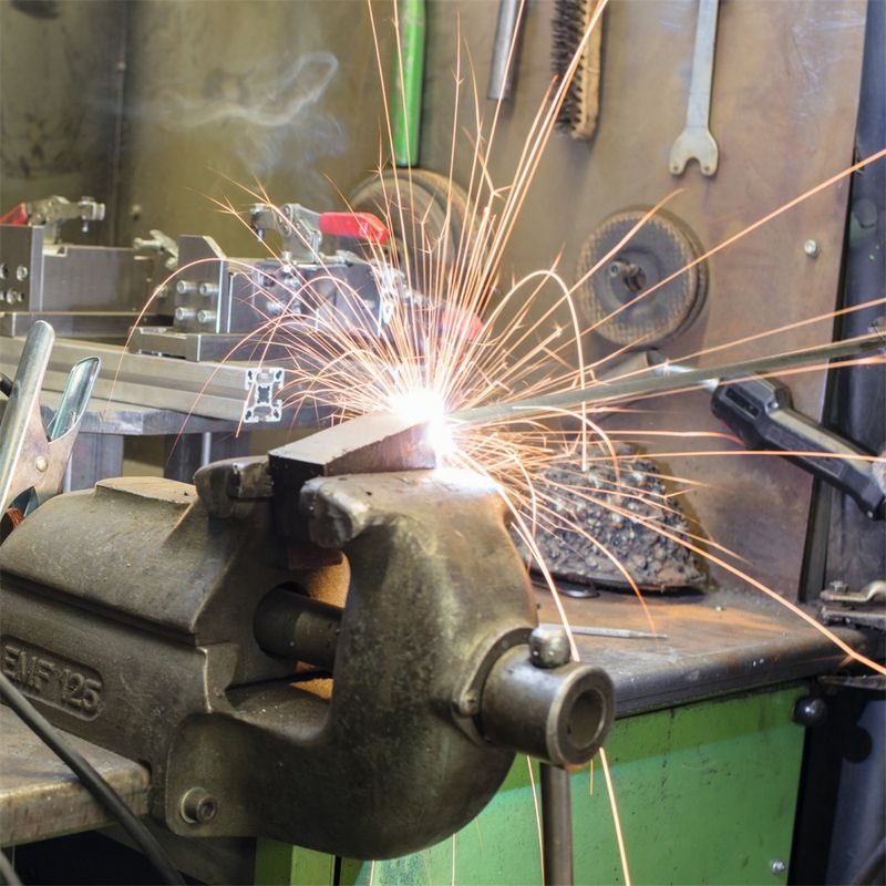 SCHEPPACH WSE1000 SVÁŘECÍ INVERTOR 130 A S PŘÍSLUŠENSTVÍM - SVÁŘECÍ INVENTORY - ELEKTRICKÉ NÁŘADÍ