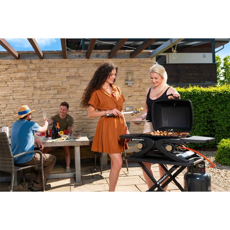 RIWALL PRO RGG 20 COMPACT SET PŘENOSNÝ PLYNOVÝ GRIL 4,2 KW SE DVĚMA HOŘÁKY A POJÍZDNÝM SKLÁDACÍM STOLKEM - PLYNOVÉ GRILY - ZAHRADA