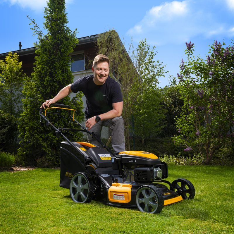RIWALL PRO RPM 5155 PRO MULTIFUNKČNÍ TRAVNÍ SEKAČKA 4 V 1 S BENZINOVÝM MOTOREM A POJEZDEM - SEKAČKY SE ZÁBĚREM 50-56 CM - ZAHRADA