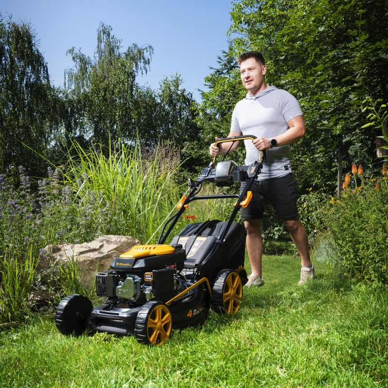 RIWALL PRO RPM 4735 E MULTIFUNKČNÍ TRAVNÍ SEKAČKA 4 V 1 S BENZINOVÝM MOTOREM, POJEZDEM A ELEKTROSTARTEM - SEKAČKY S ELEKTROSTARTEM - ZAHRADA