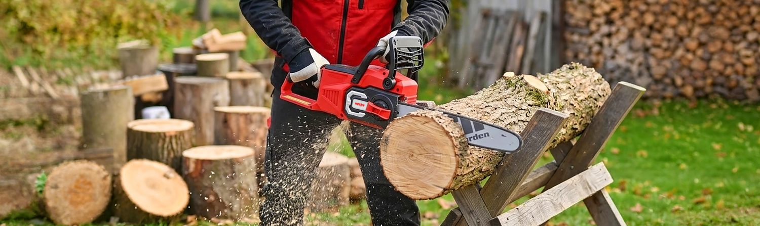 Detail lišty a řetězu pily HECHT 513 při řezání