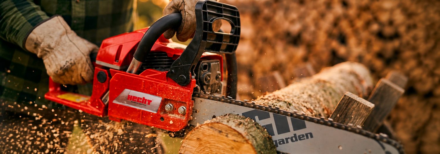 Detail lišty a řetězu pily HECHT 513 při řezání