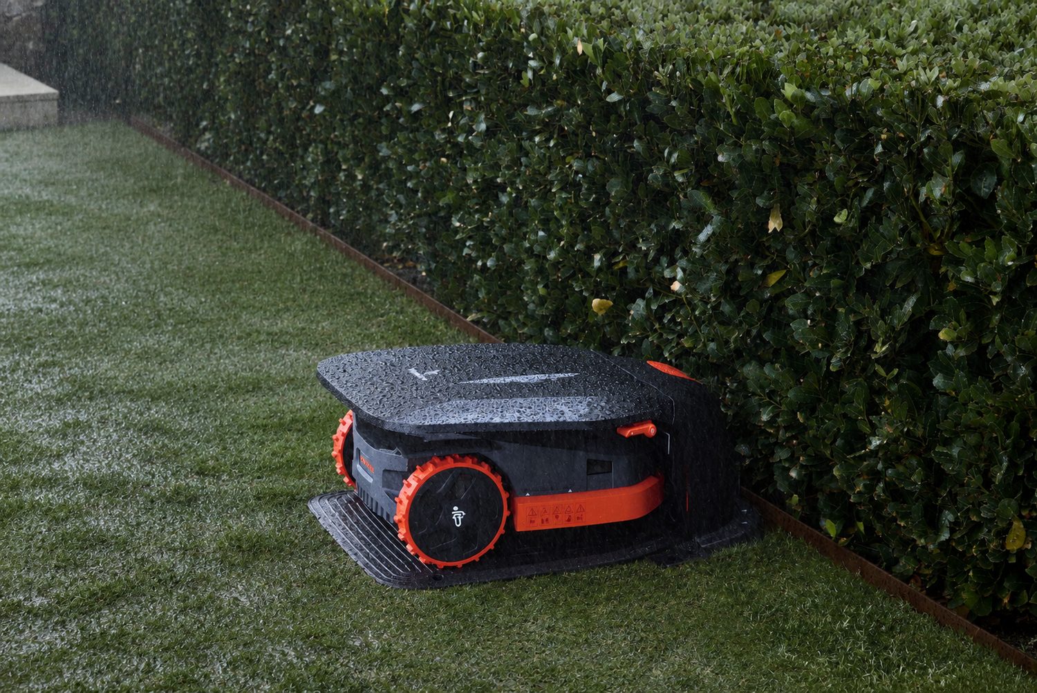 Mowing adapted to weather