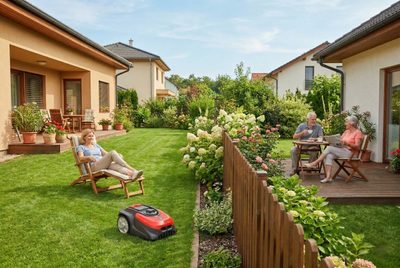 Sekání trávy a hlučné práce: Jak neztratit nervy ani sousedy?