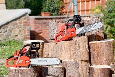 Jak řezat motorovou pilou? Hlavně bezpečně!