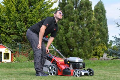 Je možné sekat trávu, když dlouhodobě prší?