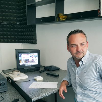 Filip Švarc nahrává voiceover pro reklamu HECHT. Máme pro vás video z natáčení