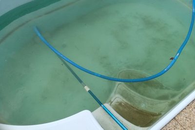 Jak snadno vyčistit po zimě bazén?