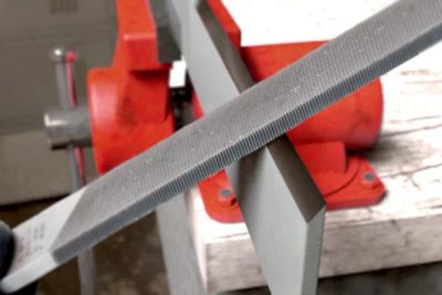 Jak správně nabrousit nůž u zahradní rotační sekačky