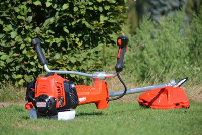 Bezpečnost práce s křovinořezem: Nezbytná pravidla pro každého uživatele