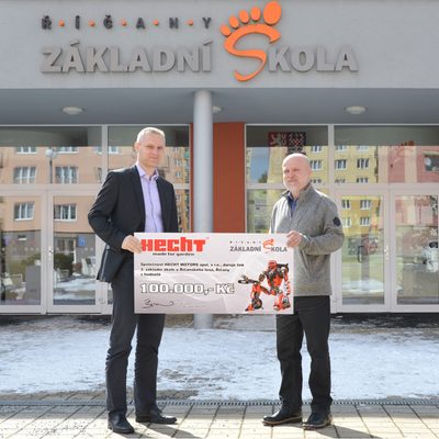 Poskytli jsme dar ve výši 100.000 Kč Základní škole u Říčanského lesa