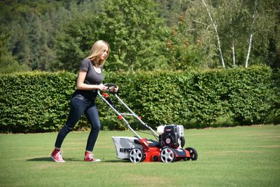 Počátek jara je čas na vertikutaci trávníku - jak a proč ji provádět