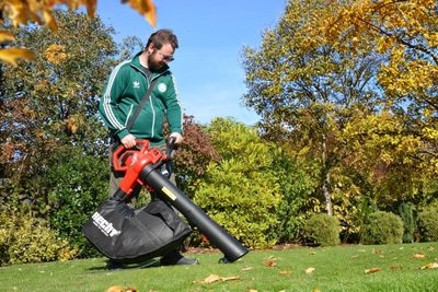 Jak efektivně uklidit listí na zahradě: Fukar, vysavač nebo sekačka?