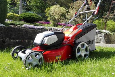 Jak zazimovat akumulátorovou zahradní techniku?