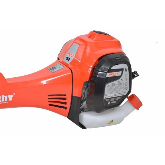 Na levé straně se nachází filtr motoru