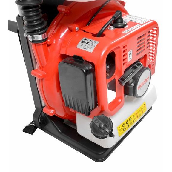 Na levé straně motoru se nachází vzduchový filtr