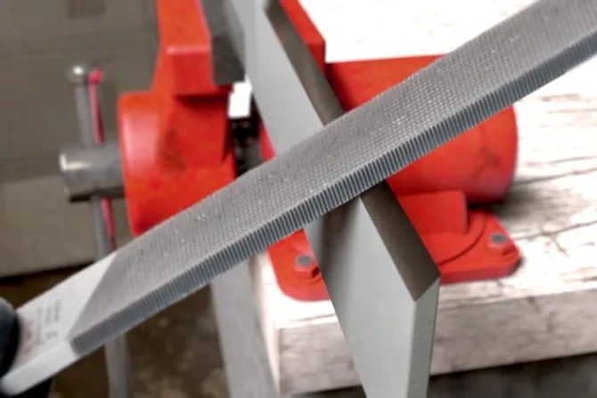 Jak správně nabrousit nůž u zahradní rotační sekačky