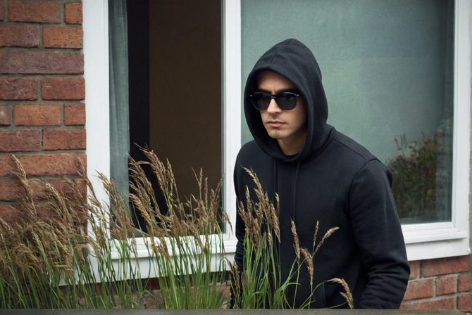Opuštěný dům láká zloděje: jak tomu předejít během dovolené