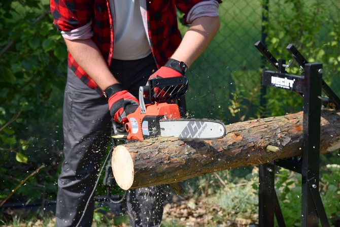 Příprava dřeva na zimu: Jak ušetřit peníze a efektivně se připravit na chladné měsíce