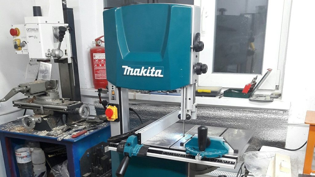 MAKITA - DOLMAR | autorizovaný e-shop - Makita LB1200F - Pásová pila  305mm,900W - Makita - Pily pásové Makita - Pily Makita - Makita-shop.cz