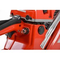 Na zadní straně je umístěn dekompresní ventil a primer