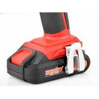 Pod rukojetí je držák, baterie není součástí balení