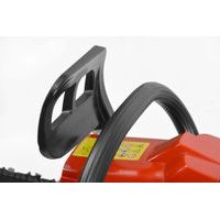 Před madlem se nachází bezpečnostní brza