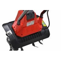 Příkon kultivátoru je  750 W