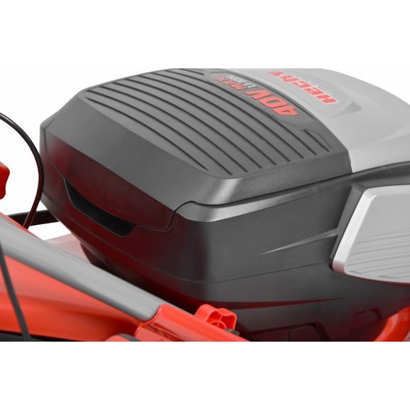 Snadný přístup k bateriím otevřením krytu