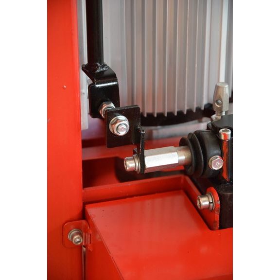 Spínač hydraulky ovládaný pákami