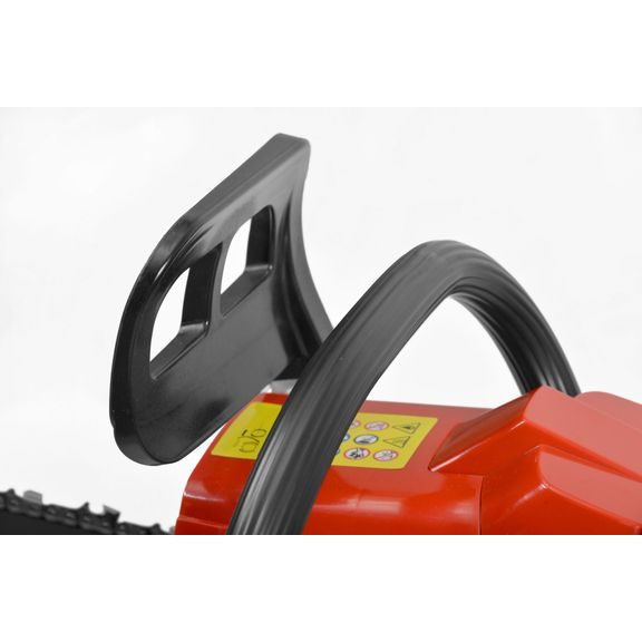 Před madlem se nachází bezpečnostní brza