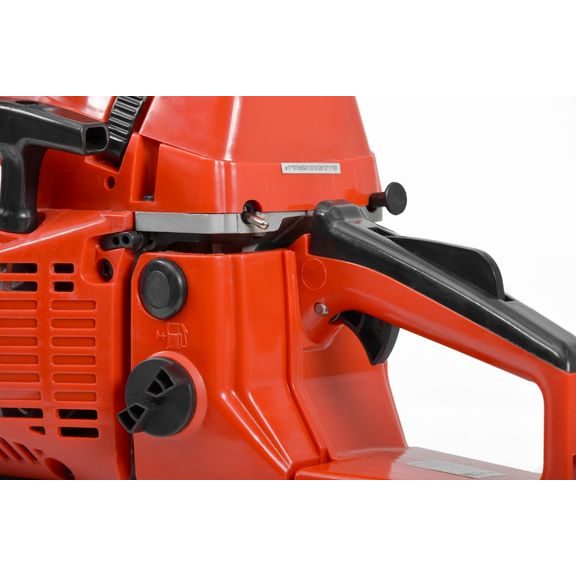 Na zadní straně se nachází řada ovládacích prvků, včetně vstupu do nádrže