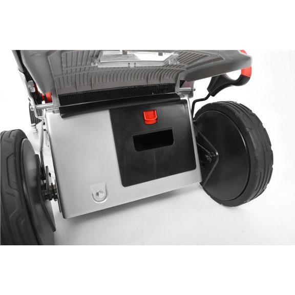 Sekačka s nasazenou mulčovací záslepkou