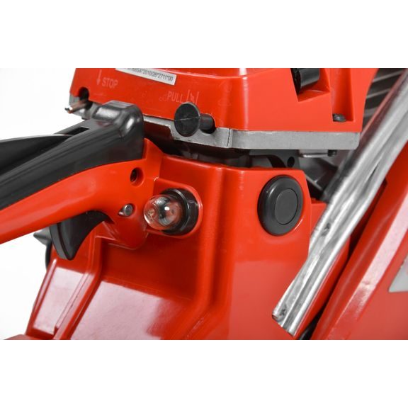 Na zadní straně je umístěn dekompresní ventil a primer