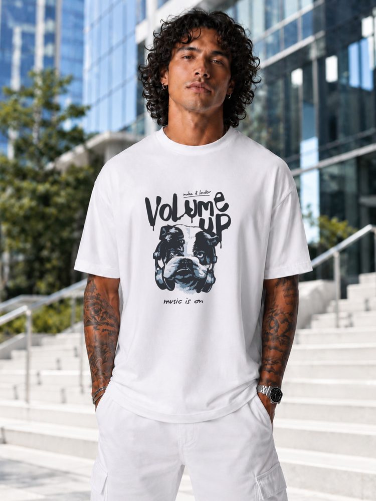 Bela majica oversize z napisom »Volume up«