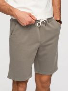 Pletene moške kratke hlače v barvi kaki V4 SRSK-0124