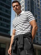 Modna bela moška polo majica s črtastim vzorcem