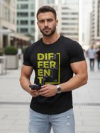 Črna moška majica z napisom DIFFERENT