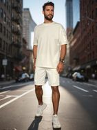 Privlačen moški komplet z žepi v beli barvi